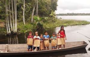 Children from Menino Deus receiving the Playbook