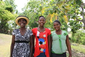 Encise wit her mom and sister.