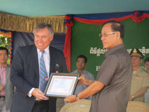 Manulife receives a certificate of appreciation.