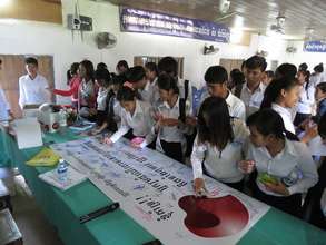Students sign banners for passenger helmet law