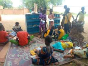 Children reading in Ecole A Hounde