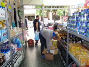 CARRYING PACKAGES OF FOOD FOR KIDS TO OUR MINI VAN