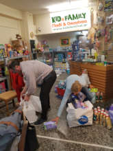 PREPARING EMERGENCY RELIEF PACKAGES TO PELOPONESE