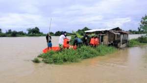 Stranded families evacuate after Typhoon
