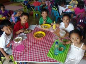 a  happy lunch Moms at Carataya Elmentary