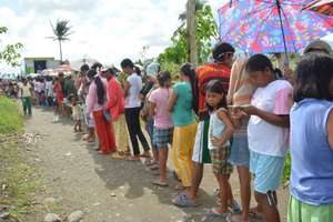 hundreds of families line up for food and water