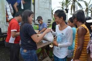 AAI-OWI-IPI relief team distributing food packs