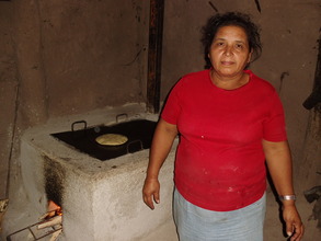 Tiodora D. with her Joco Justa improved cookstove!