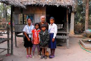 Grandmother Chheang & grandchildren - Krang Veaeng