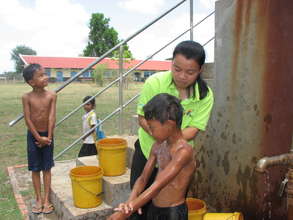 YS volunteer helps teach hygiene