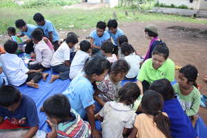 YS volunteer hosting story reading session
