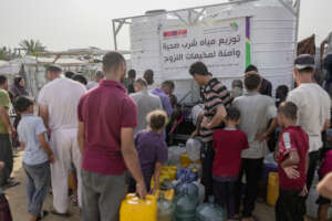 Families in southern Gaza come to fill up water