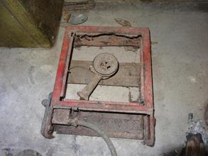 Rusty cooker of Ms. Khamphang