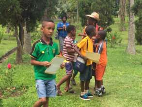 Children exploring The Botanical Garden 2015