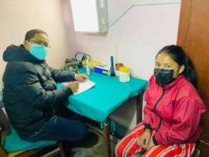 Karishma is in consultation with Dr. on leg pain.