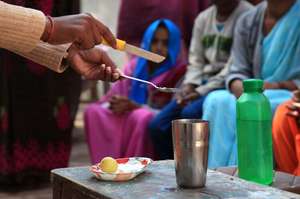 Street demonstration of how to make ORS