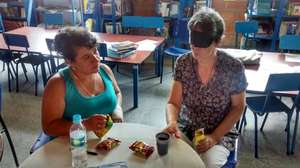 Eat without sight, a hard job