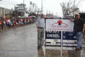 Line of citizens getting fuel in Tacloban City