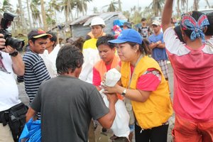Civic Force distributing relief goods @ Alangalang