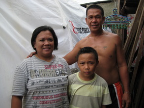 Family receives emergency tent in Tanauan, Leyte