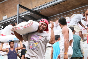 Food distribution. (Photo courtesy Tearfund UK)