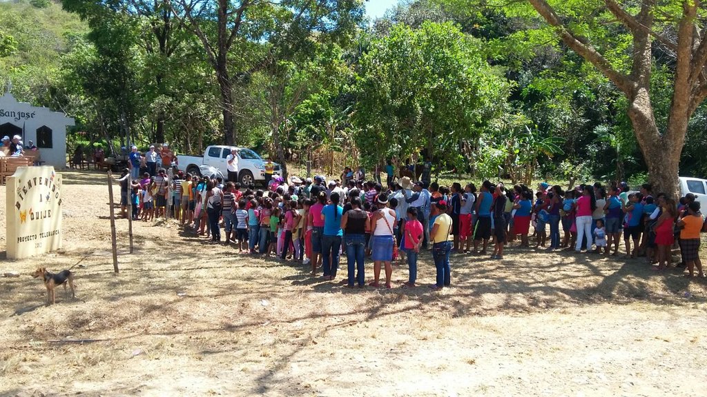 Residents line up, waiting for LARN to set up