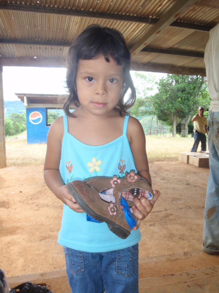Distribute Donated Clothes & Goods in Rural Panama