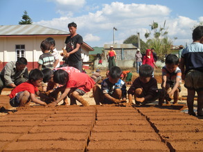 Making adobe bricks from mud and rice husk