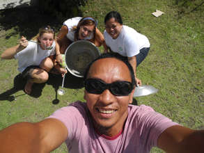Working with Filipino partners feeding kids