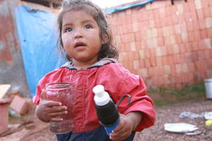 Child with waterfilter