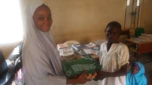 Volunteer distributing ITN