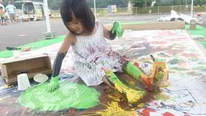 A girl who is drawing flower
