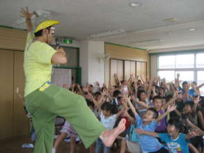 Delivery of play to children's facilities