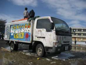 Mobile play truck and the tohoku children