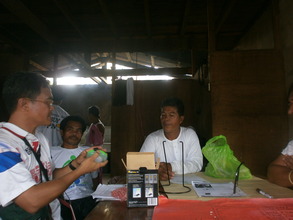 Engr. Rodel showing how to use the solar lamp