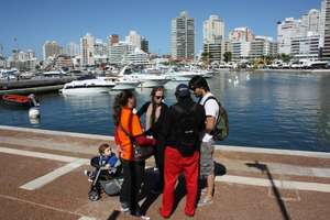 TEENS PRESENTING THE MOVEMENT TO TOURISTS