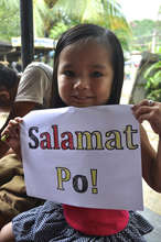 Her sign says 'thank you' in Filipino!