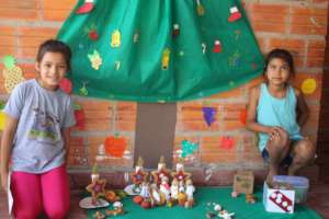 39/5000 the girls posing with their crafts