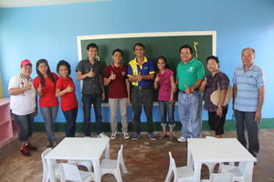 Thumbs up w/ Brgy. Capt. Surpia (fifth from right)