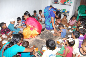 food_donation_to_children_of_poor_mothers_in_india