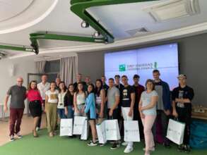 Students in the BNP Paribas' office