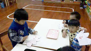 Learning with classmates in preschool-art