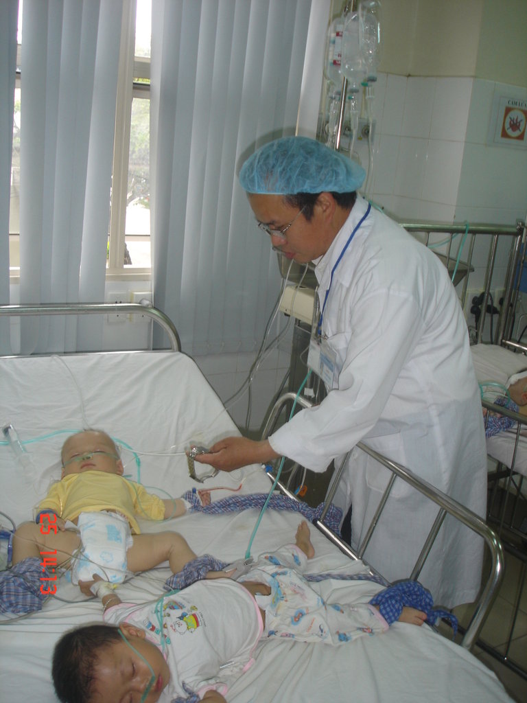 Provide Vietnamese Nurses with Medical Equipment