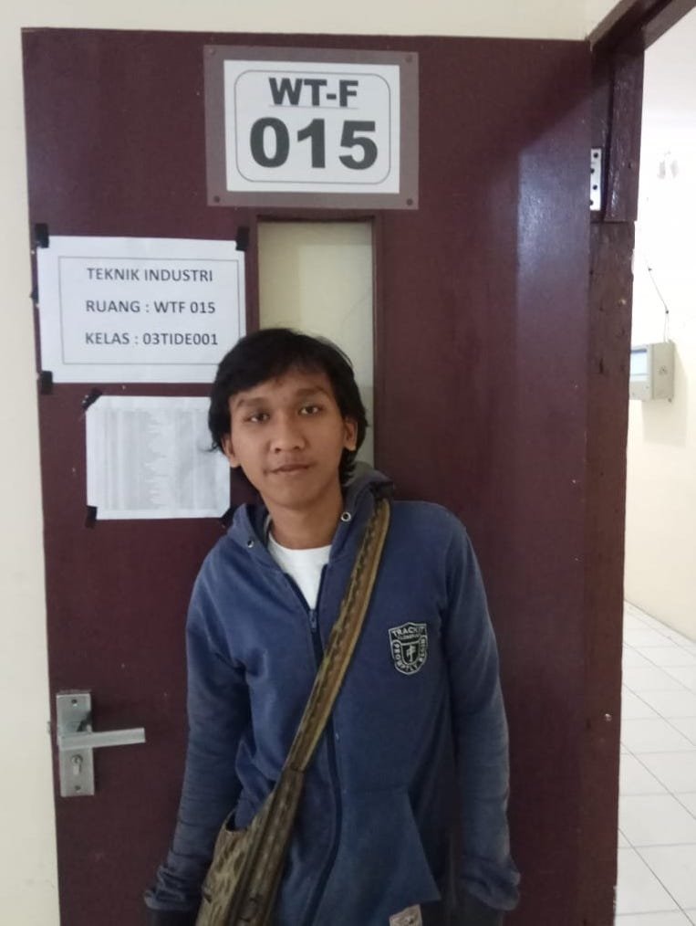 Ardi in front of his class