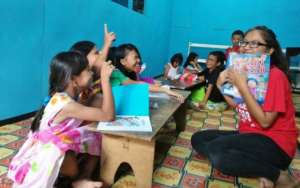 After Reading a Story, Ibu Bedah Gives a Quizz