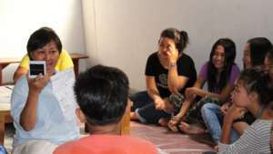 GM Retno Shows the Flexiway Light to the Students