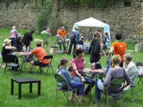 Families sharing a meal and a nice afternoon :)