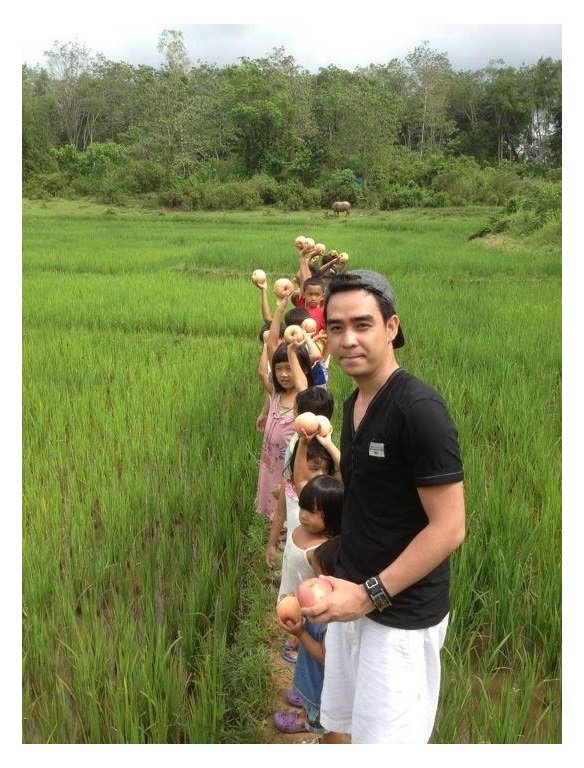 Get 5,000 Poor Filipino Children To Eat Apples