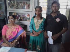 High scored girl&her father appreciated by school