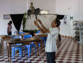 Master Samoeun trying out a shadow puppet